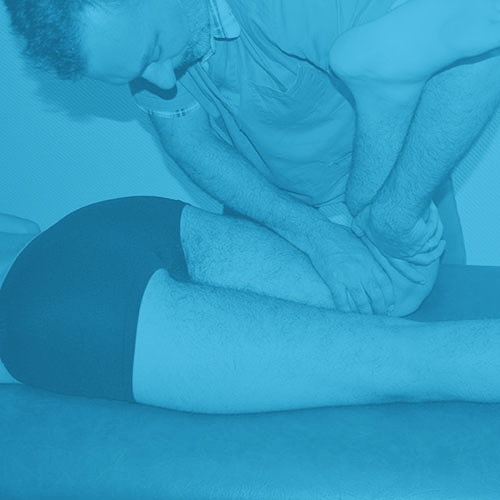 Sujet sur le ventre, mobilisation globale de l’articulation du genou visant à redonner de la souplesse.